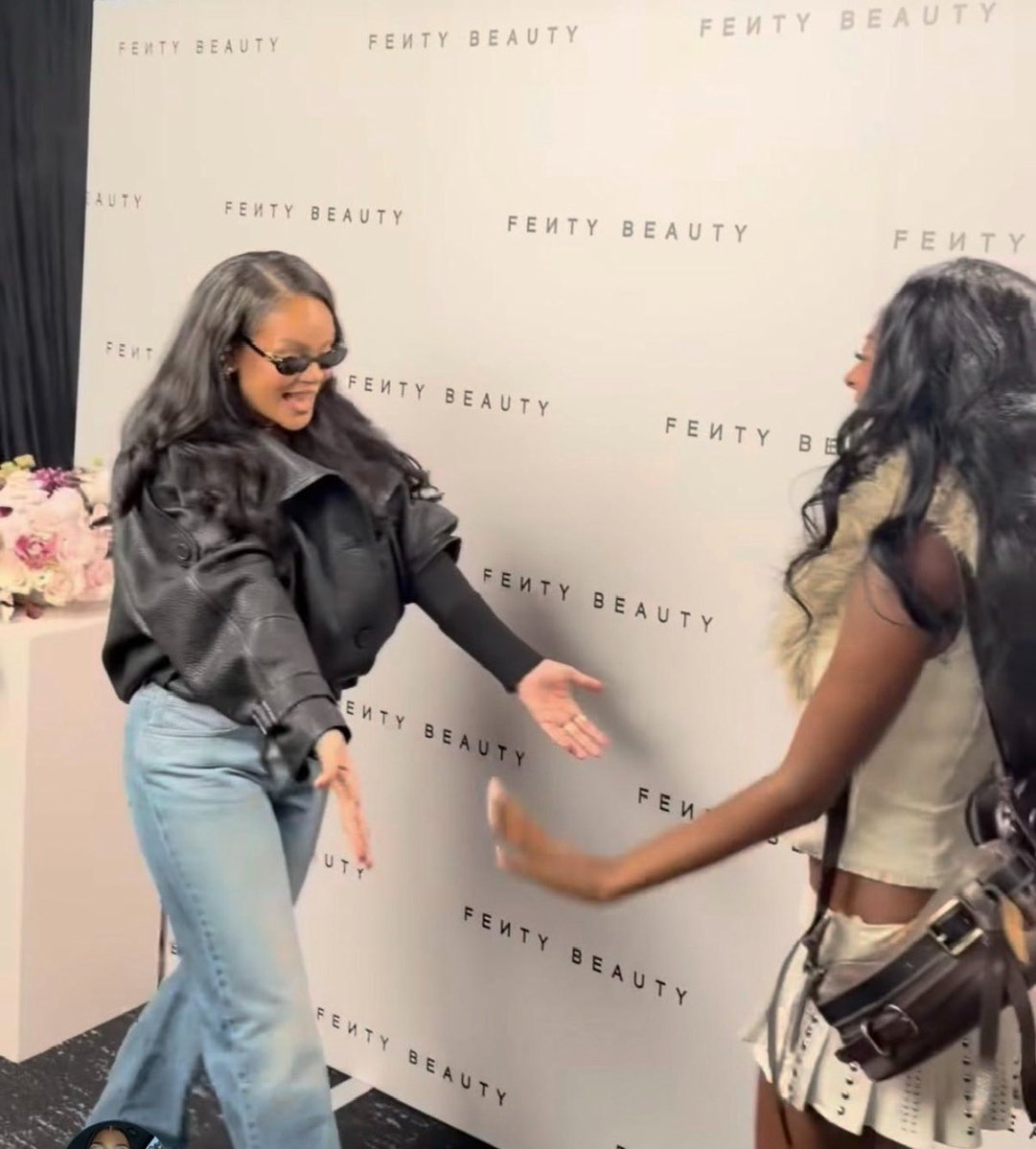 a1filmsss's tweet photo. Trinity meeting Rihanna and her not only knowing her name but also being obsessed with her>>>> https://t.co/gheHxGQ4Or