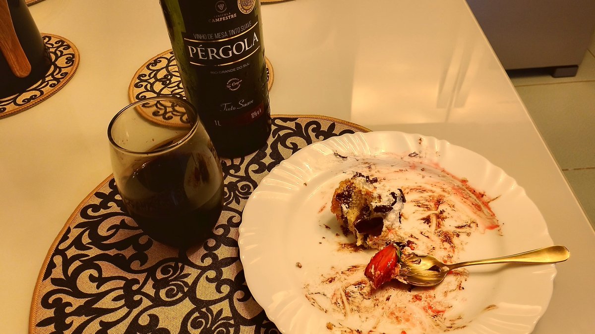 A_IsaSantoss's tweet photo. O combo kkkkkk bêbada o suficiente pra ter mta coragem 

Vinho + doce = 🔥...🫠

👀#troconuds https://t.co/M0SF0csIRj