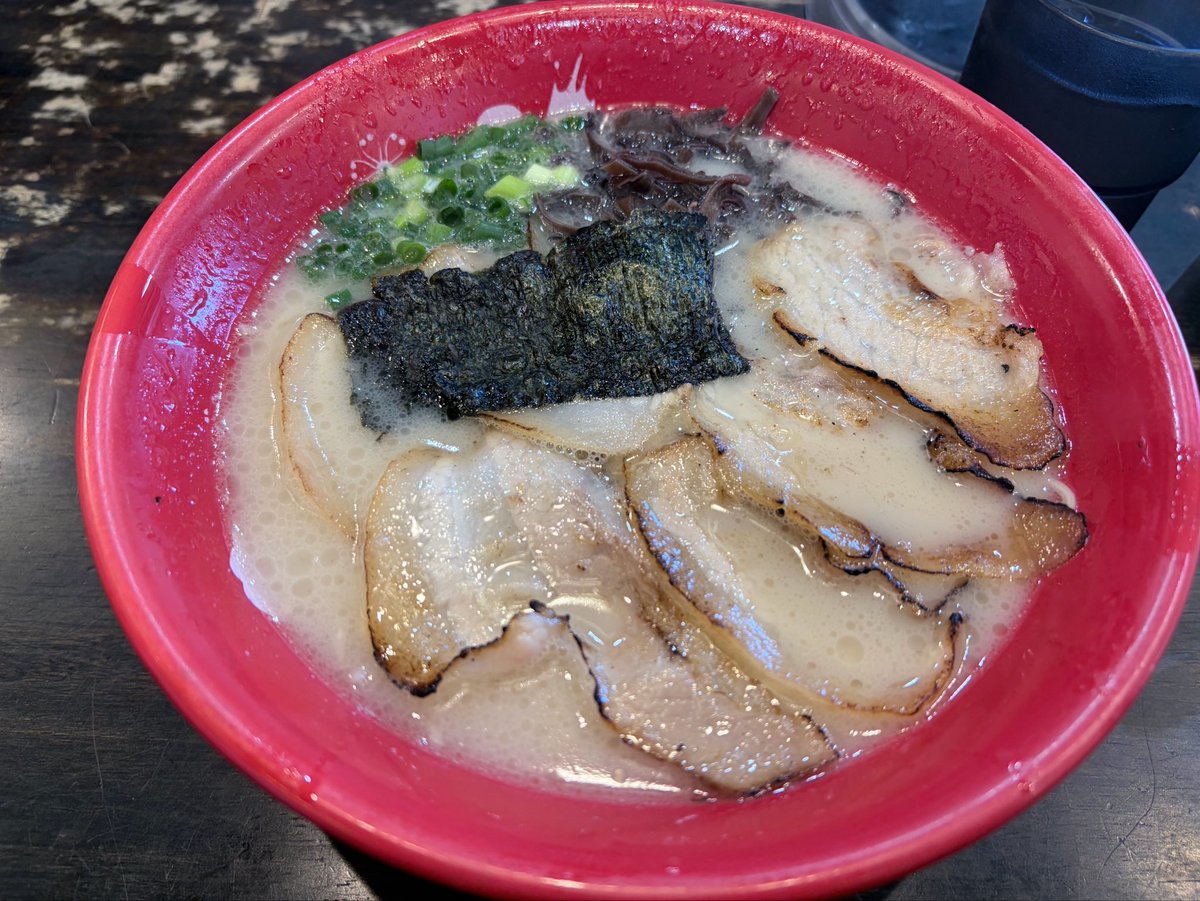 t_amapyon's tweet photo. ここのラーメンが世界で一番好き！
帰省最後のご飯はとんこつラーメンでした。 https://t.co/JpJ2uwU9S8