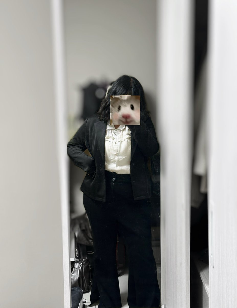 hhhhhhhcc_'s tweet photo. 突然超快就1000粉了 嚇到…
謝謝大家這麼不挑（？
剛好有看到第1000粉是個漂亮女生 等等來去認識她嘿嘿 希望他會回我(*ˊૢᵕˋૢ*)
最後送上難得的suit￼👐🏻 https://t.co/88BdgDDmBn