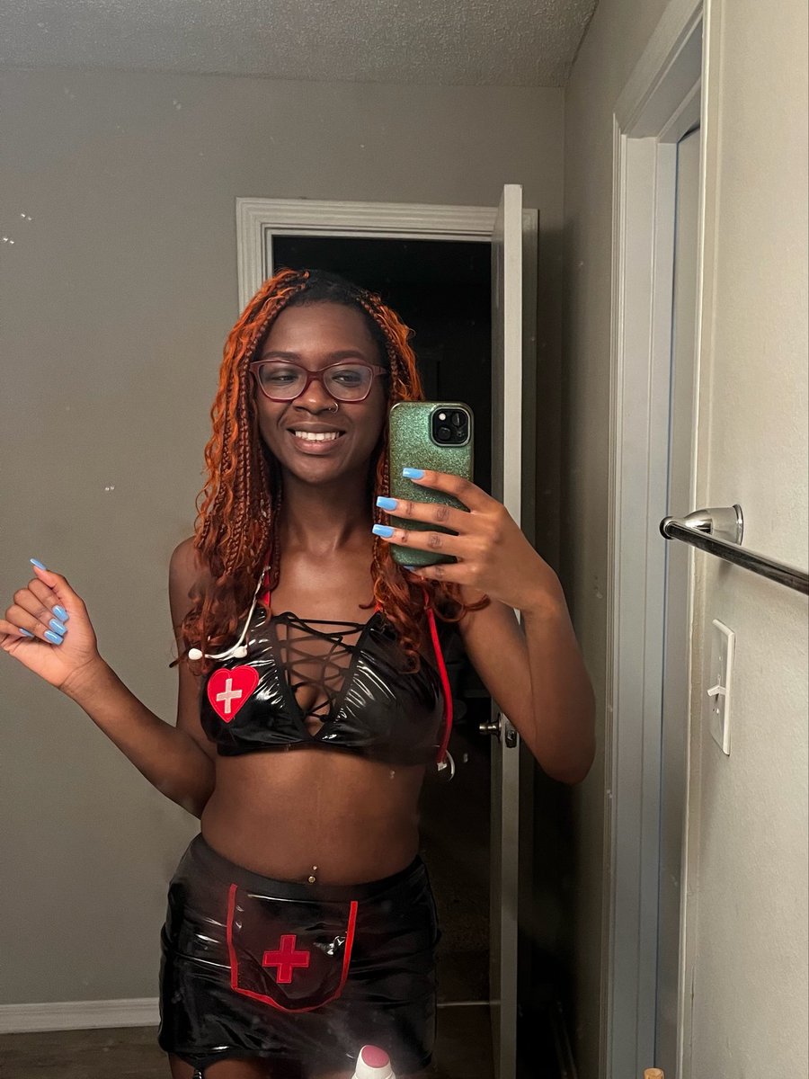 skrippersage's tweet photo. 👩🏾‍⚕️lemme take your breath away, then give you CPR after 😉

#halloweenthrowback https://t.co/E4YNkiLW7q