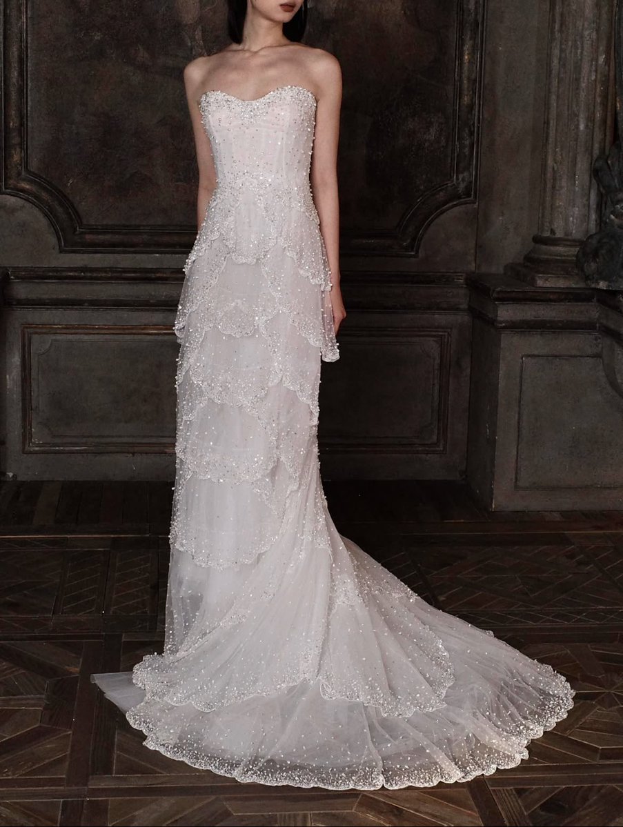 pacuzl's tweet photo. The details on this dress are insane https://t.co/ZVOe1scVlt