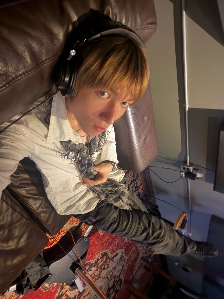 blumartine's tweet photo. THE COOLEST EVER 🎸🎧 https://t.co/y0YaghGlOP