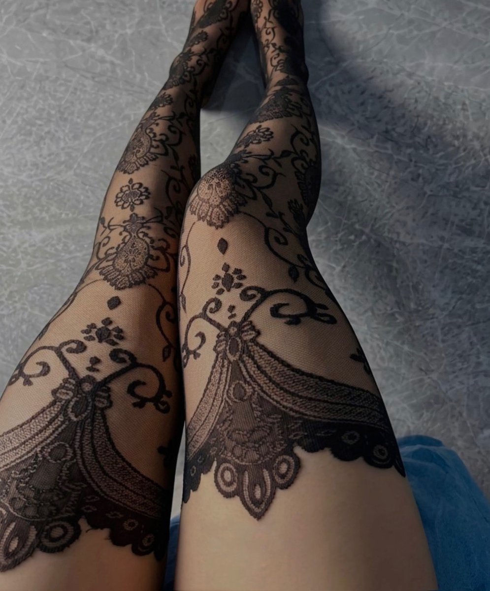 MissAlinaRossi's tweet photo. thigh highs and not much else 😏 https://t.co/nSszt3eRNn