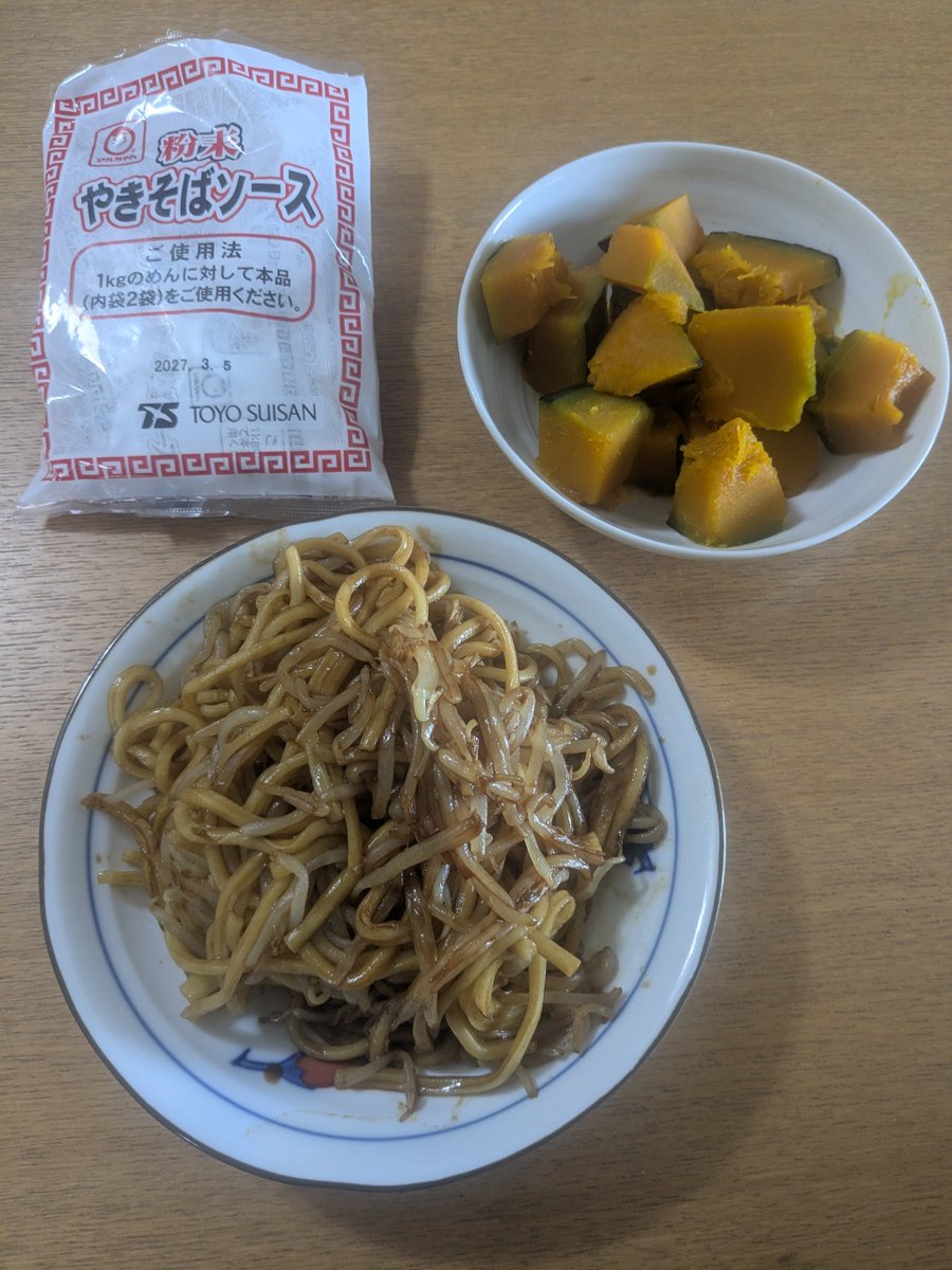 nogepanda's tweet photo. 太麺のやきそば、違うメーカーのものを買ったみたいでソースがイマイチ。
マルちゃんの液体ソースは限定だったからもう買えないけど、粉末が買えた。
うん、あの味。
またたんぱく質不足なお昼ご飯に。とほほ。
#一人暮らしごはん https://t.co/XDDF3B6lsv
