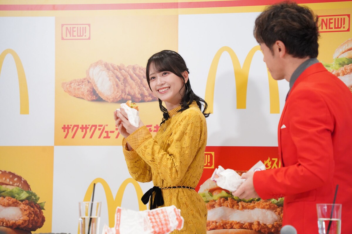 natalie_mu's tweet photo. マクドナルドが5年かけて開発した新チキン
＝LOVE佐々木舞香もザクザク食感に大満足🍔

🍟新商品を実食！ジューシーな味わいに感激
https://t.co/wOe8wqvFe2

#イコラブ https://t.co/ZtOkWaz0Ji