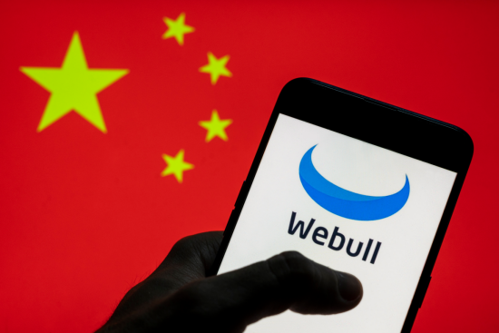 gtranslatornfsc's tweet photo. 美国国会两党调查：Webull与中共关系不透明，美投资者数据面临风险

10月8日（秘密翻译组）——美国国会众议院“中共问题特别委员会”日前发布两党调查报告。由委员会主席约翰·穆勒纳尔（John Moolenaar，共和党）和首席民主党议员罗·康纳（Ro Khanna）共同领导的调查发现，美国股票交易平台Webull与中国存在密切且不透明的联系，其中国业务及数据处理方式可能使美国投资者面临中共监控和数据安全风险。

报告指出，Webull的中国业务由与中共关系密切的高管控制，其中国子公司湖南微步（Hunan Weibu）还获得中共政府补贴及现金奖励。Webull同时与中国科技企业富途相关网络及湖南微步存在技术共享和人员交叉。

调查列出六项主要发现，包括：投资者数据面临中国法律和监控风险；公司对关键员工所在地及监管情况存在误导；治理结构受中国关联力量控制；监管措施弱于公司声称；中国子公司接受附带中共忠诚要求的政府资金；以及清算、托管安全措施令人担忧。

委员会建议加强证券监管机构跨境执法、保护经纪业务数据、监管利益冲突，并将外国控制的券商纳入美国外国投资委员会（CFIUS）审查范围。