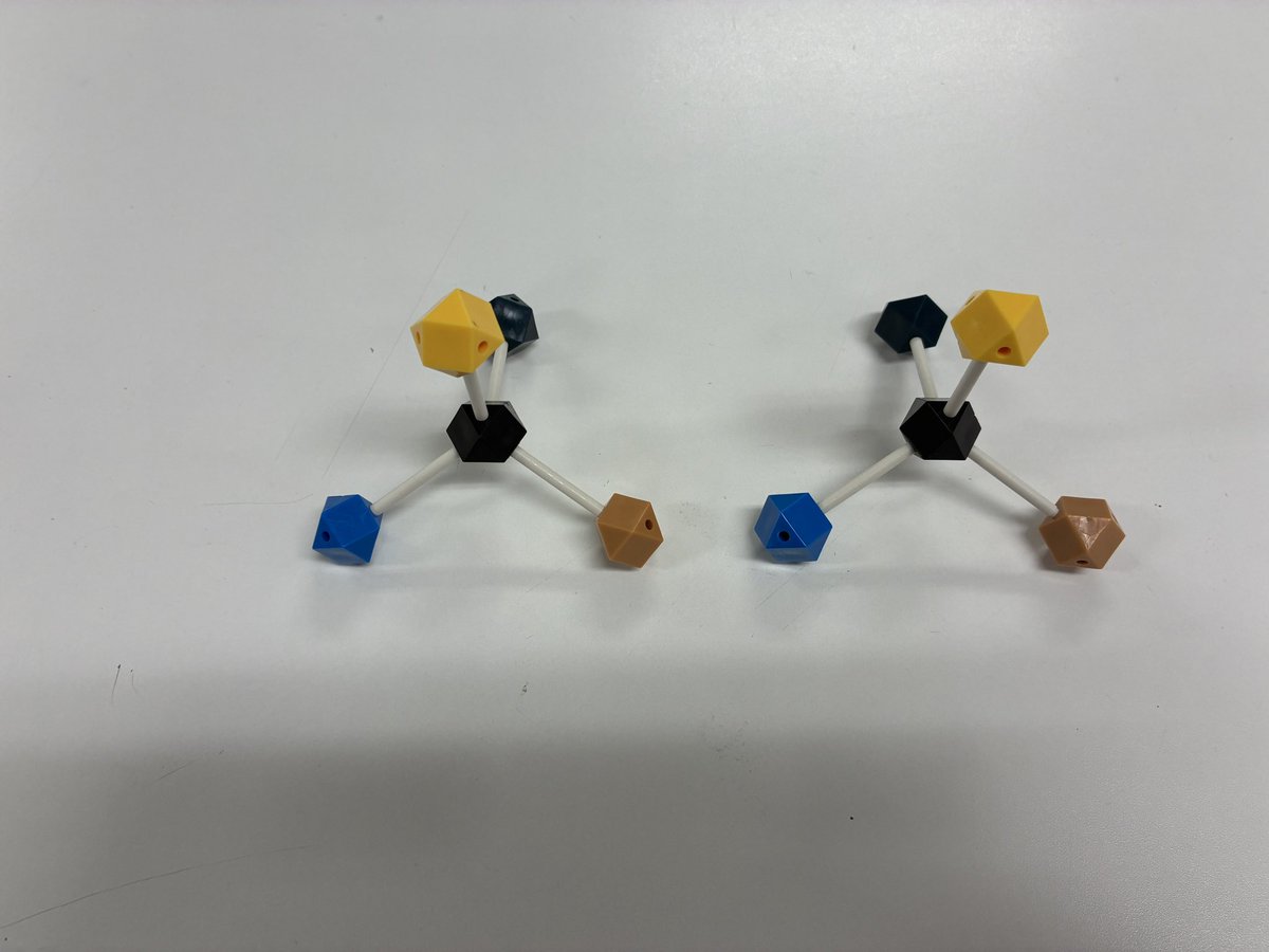 maruzenpub_HGS's tweet photo. 鏡像異性体とはなんぞ？

という方のために、写真と動画を撮りました。

まず、分子模型で5色のたまを用意します。それを全く同じ形位置に繋げてみます。今回は黒を中心にしました。

続く https://t.co/2kwq6lrRou