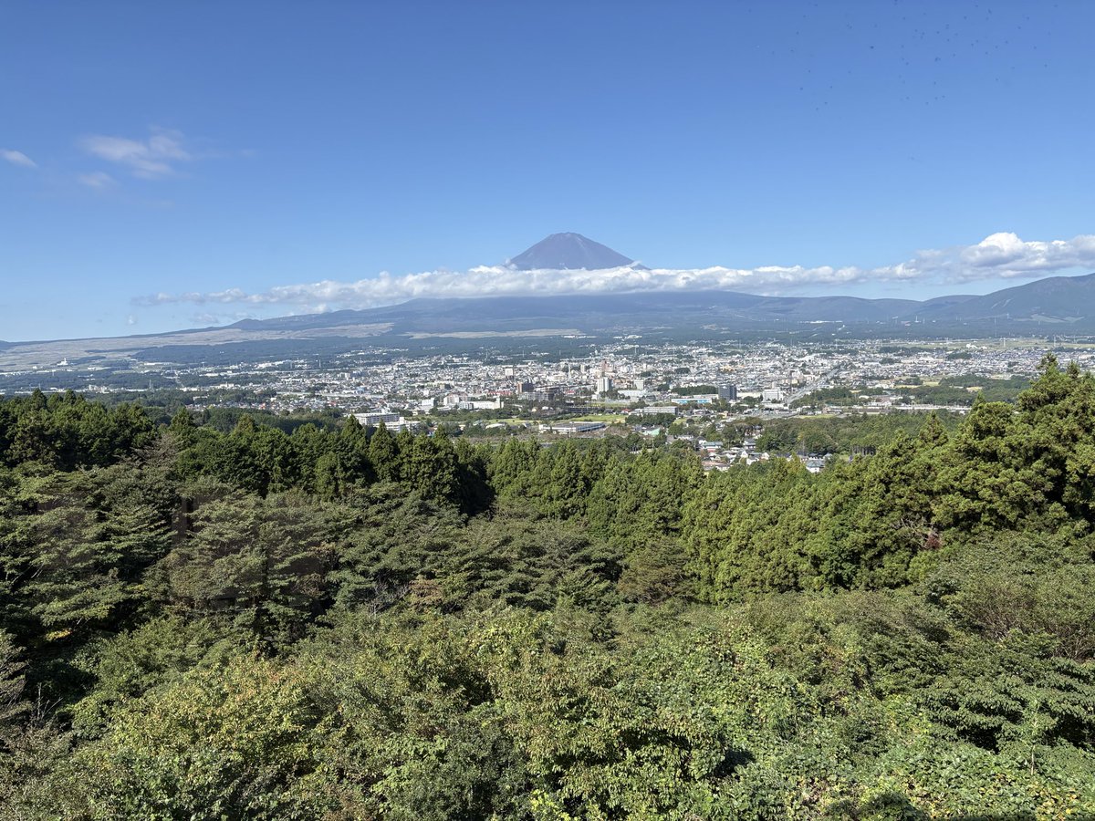 Fujimatsucafe's tweet photo. 今日は久しぶりに富士山の頭が見えています🗻✨

天気も穏やかで、過ごしやすい一日です☀️
こんな日は、富士松カフェで富士山を眺めながら、のんびり過ごしませんか？☕️���

皆さまのお越しをお待ちしています😊
 #富士山
 #カフェ
 #御殿場 https://t.co/fLrCAfpQvP