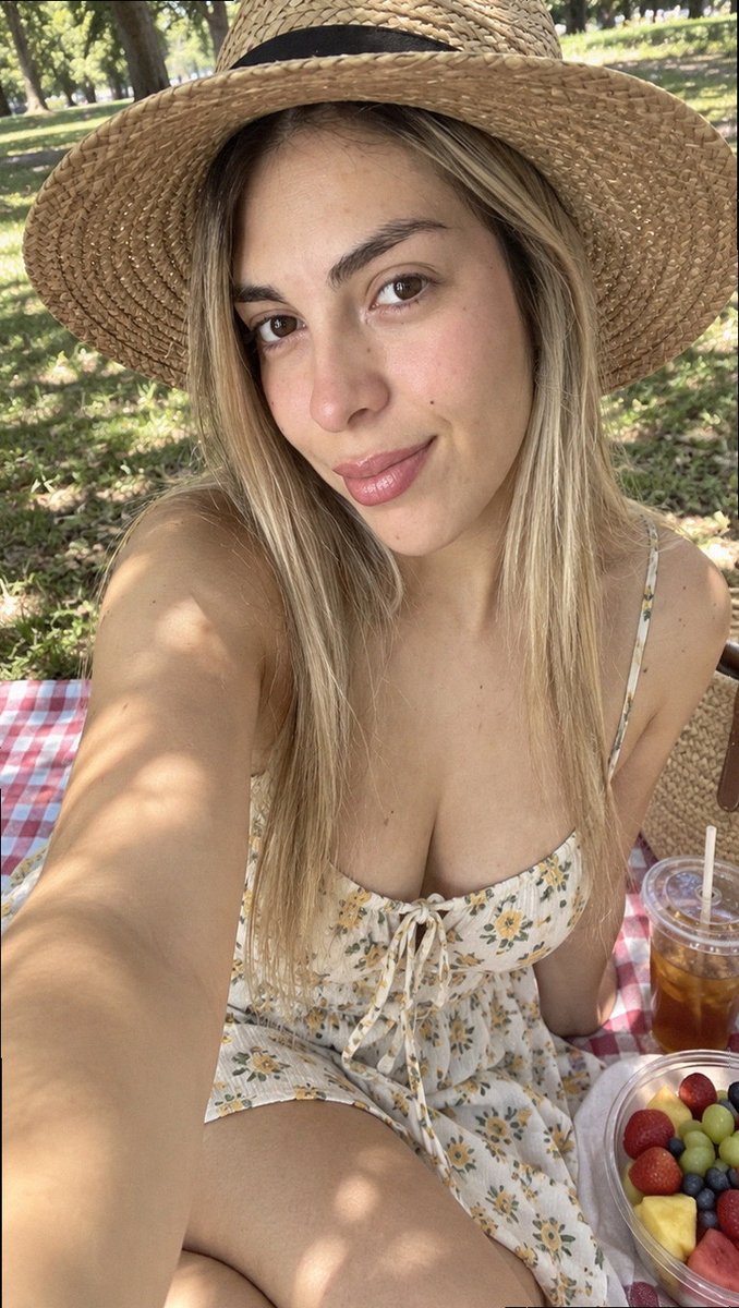 sofibloom2's tweet photo. the grass is softer than my picnic blanket had any right to be today https://t.co/42THYLIk4h