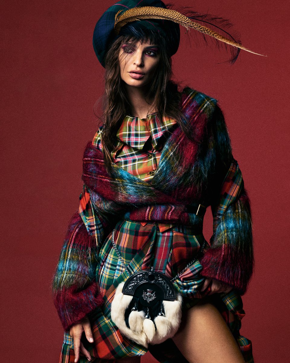 westwood_japan's tweet photo. Emrata が1993-94年秋冬 「Anglomania」 コレクションのヘリテージルック 「Linda the Laird」を纏い、EE72 のFall号に登場。 https://t.co/KmtjZAEh53