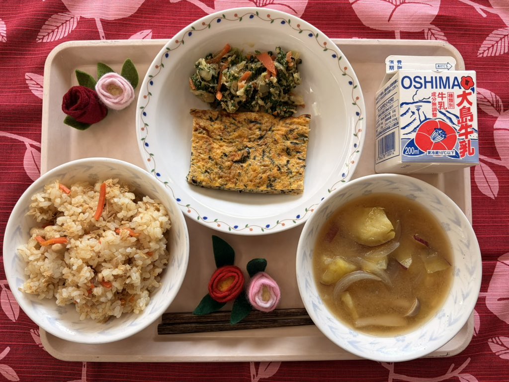 oshima_kyushoku's tweet photo. 〇本日の献立〇

牛乳、大豆入りツナご飯、五目卵焼き、ほうれん草のごま和え、さつまいものみそ汁

大豆入りツナご飯は生姜がよくきいていて美味しいです🫚

さつまいものみそ汁のさつまいもは大島の農家さんが作ったものを使用しています🍠👨‍🌾 https://t.co/SRbxrFaFml