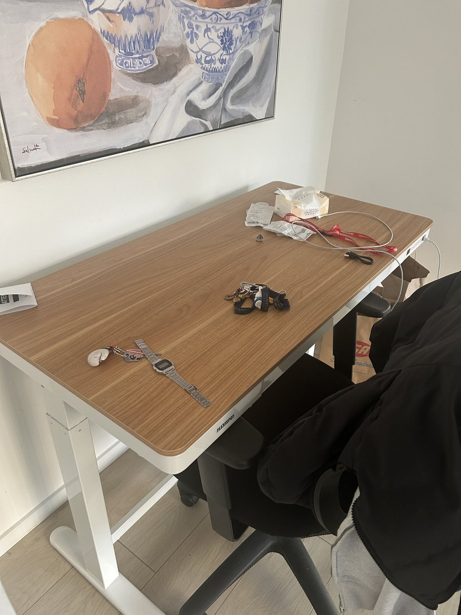 ercdamco's tweet photo. just got a standing desk in my new apt

drop your desk accessories/stack 👀 https://t.co/p4RPzEFIZw