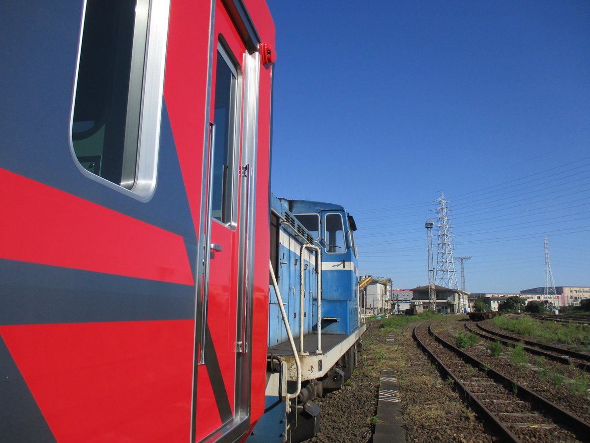 Nagoya_Rinkai's tweet photo. 雲一つない秋晴れの下、甲種輸送が行われました！
#名古屋臨海鉄道 https://t.co/nzFSe76Jwt