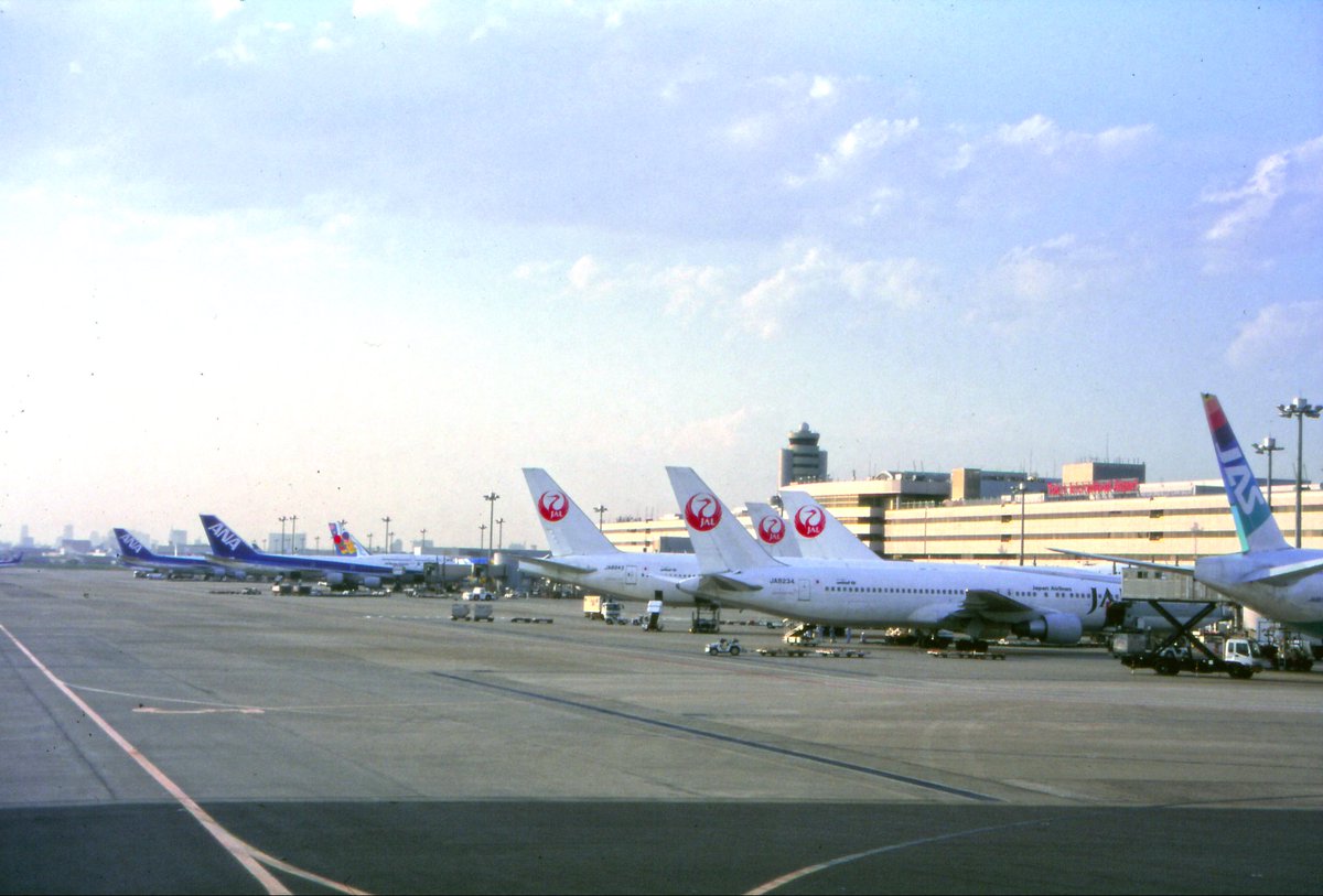 furusho_charlie's tweet photo. 木曜日は古い写真を✈️

2000年の羽田空港。

現在の第1旅客ターミナル「ビッグバード」前には、JAL、ANA、そしてJASの機体が

まだ第2旅客ターミナルはなく、JALとJASの経営統合も発表される前。
つまり、JALとJASが普通にお隣さんだった時代。

今見るとJASがいるだけでも懐かしいけど、ANAもJALも同じところにいるので、なんだか羽田がギュッと詰まって見える。

第2ターミナルができるのは、この4年後の2004年。

2000年って、そんなに昔じゃない気がするんだけど……写っている景色を見ると、十分「古い写真」だわ