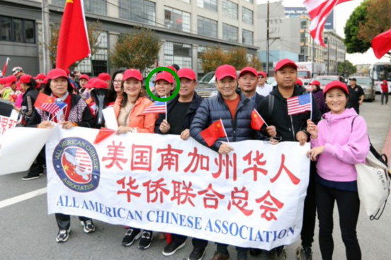 gtranslatornfsc's tweet photo. 疑似职业间谍：张婉莹曾与涉北京情报网络组织负责人同框

10月8日（秘密翻译组）——据《纽约邮报》10月7日报道，被控为中共政府从事间谍活动的加州房地产经纪人张婉莹（Wanying “Heather” Zhang）曾与一个被指与北京情报系统及中共“统战”网络存在联系的华人组织成员同框。张婉莹现年34岁，来自加州橙县，日前在洛杉矶国际机场（LAX）被捕，被控充当中共政府未登记代理人。

美国检方指控，张婉莹应中共官员要求，于2025年9月前往西雅图，秘密监视台湾总统赖清德的儿子赖廷昱及其家人，并与中共方面人员通过短信交流。美国司法部公布的监控照片显示，她疑似驾车停在赖廷昱住所附近拍摄。

最新曝光的一张照片显示，张婉莹在2023年11月中共国家主席习近平访问旧金山期间，头戴红色棒球帽，站在“全美华人协会”（All American Chinese Association，AACA）横幅后方，与该协会主席蔡成华（Cai Chenghua，又名Edward Cai）等人同框。

AACA与中共“统战”体系存在关联。中共统战部长期负责通过海外华人社区及具有影响力人士建立关系、扩大北京政治影响力。不过，AACA及蔡成华本人目前均未被指控犯罪，也未被控充当非法外国代理人。

庭审中，检方还指控张婉莹掌握一个秘密的中国加密货币账户，金额约19万美元，并称她仍在从该账户获取收益。检方同时提及她的兄弟与中共政府存在联系。

美国联邦当局目前指控张婉莹充当中共政府未登记代理人。她将于下周再次出庭。