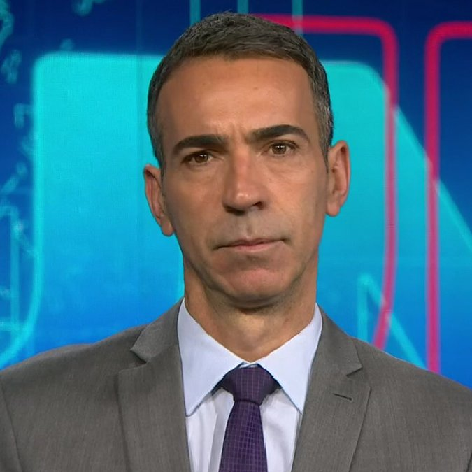 forumeplay's tweet photo. Não é boa a fase de César Tralli na Globo. Segundo o Canal D, a emissora avalia que a performance do jornalista na cobertura eleitoral ficou abaixo das expectativas, com críticas à postura considerada apática e a comentários feitos fora de hora.

Nos bastidores, parte da responsabilidade estaria sendo atribuída a Cristiana Sousa Cruz, atual editora-chefe do Jornal Nacional, que ainda estaria ajustando o formato e a linha editorial do telejornal desde a saída de William Bonner. Apesar das críticas, não há indicação de que Tralli esteja prestes a deixar a bancada.
