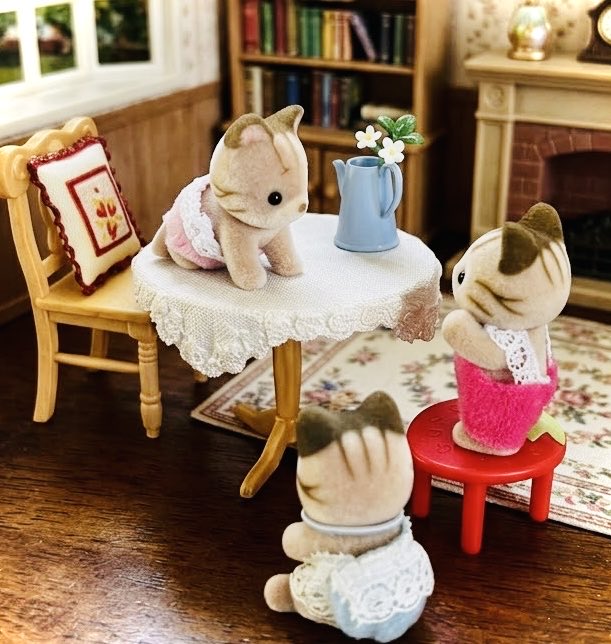 wasabi_powder's tweet photo. テーブルに乗ったら危ないよーっ

#シルバニアファミリー 
#sylvanianfamilies https://t.co/tDf5jVnYU0