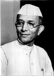 GujaratHistory's tweet photo. કેટલીક સામાન્ય ગુજરાતી અટકો:
            'મોદી' શબ્દ મધ્યયુગ દરમિયાન હિન્દી અને મરાઠી ભાષામાંથી ગુજરાતી ભાષામાં આવ્યો. તેનો અર્થ કરિયાણાનો વેપારી થાય છે. તે હિન્દુ, મુસ્લિમ અને પારસી કરિયાણાના વેપારીઓની અટક બની. તે ગુજરાતના સામાન્ય વર્ગ (જેમ કે જૈન વણિક, હિન્દુ વણિક, લોહાણા, પારસી વગેરે) અને ઓ.બી.સી. (જેમ કે ઘાંચી વગેરે) સમુદાયોની અટક છે.
            'શાહ' એ ફારસી શબ્દ છે; તેનો એક અર્થ પ્રમાણિક અને વિશ્વસનીય વ્યક્તિ થાય છે. આ શબ્દનો ઉપયોગ બેંકર, શાહુકાર અને મોટા વેપારી માટે થતો હતો. ગુજરાતમાં મુસ્લિમ શાસન દરમિયાન તે જૈન વણિક અને હિન્દુ વૈષ્ણવ વણિકની અટક બની. બધા શાહ જૈન હોતા નથી; તેઓ ધર્મની દ્રષ્ટિએ હિન્દુ કે મુસ્લિમ પણ હોઈ શકે છે. ગુજરાતમાં 'શાહ' અટક ફારસી શબ્દ 'શાહ' પરથી ઉતરી આવી છે, કારણ કે મધ્યયુગમાં ૪૫૪ વર્ષના મુસ્લિમ શાસન દરમિયાન ફારસી એ ગુજરાતની સત્તાવાર ભાષા હતી. હિન્દી પ્રદેશો કે રાજ્યોમાં 'સાહૂ' (Sahu) અટક પ્રાકૃત શબ્દ 'સાહૂ' પરથી ઉતરી આવી છે, જે સંસ્કૃત શબ્દ 'સાધુ' પરથી બનેલો છે.
            'ગાંધી'નો અર્થ કરિયાણાનો વેપારી અથવા મસાલા અને કરિયાણાનો વેપાર કરનાર વ્યક્તિ થાય છે. ગુજરાતના હિન્દુ, જૈન, મુસ્લિમ અને પારસી સમુદાયોની કેટલીક જ્ઞાતિઓમાં તે વ્યવસાય-આધારિત અટક છે. મહાત્મા ગાંધી ગુજરાતી હિન્દુ વૈષ્ણવ મોઢ વણિક હતા. તેઓ જૈન વણિક નહોતા.
            'પટેલ' અથવા 'પાટીલ'નો અર્થ સરદાર અથવા સમુદાય કે જ્ઞાતિના વડા/નેતા થાય છે. ગુજરાતના હિન્દુ અને મુસ્લિમ સમુદાયોમાં તેનો અટક તરીકે ઉપયોગ થાય છે. ૨૦૦૦ વર્ષ પહેલાં, પાટીદાર પટેલ મારવાડથી ગુજરાત આવ્યા હતા અને સૌપ્રથમ સાબરમતી અને મહી નદીઓ વચ્ચેના ચરોતર પ્રદેશમાં સ્થાયી થયા હતા. ત્યારબાદ તેઓ સમગ્ર ગુજરાતમાં ફેલાયા.
            'દેસાઈ' શબ્દનું મૂળ સંસ્કૃતમાં છે. તેનો અર્થ જમીનની ભેટના માલિક અથવા રાજ્યને આપેલી સેવાઓ બદલ શાસક દ્વારા આપવામાં આવેલી જમીનની આવક મેળવનાર વ્યક્તિ થાય છે. ગુજરાતમાં હિન્દુ બ્રાહ્મણ, નાગર, રબારી, જૈન વણિક અને મુસ્લિમ સમુદાયોમાં આ અટક જોવા મળે છે.
            'મહેતા' શબ્દનો ઉપયોગ જૂના સમયમાં ગુજરાતીમાં શિક્ષક, હિસાબનીશ (એકાઉન્ટન્ટ), લહિયા (લેખક) અને કાર્યાલયના કારકુન (ક્લાર્ક) માટે થતો હતો. આવા વ્યવસાયિકો માટે તે એક અટક બની ગઈ. જૂના સમયમાં ગુજરાતીમાં 'દોશી' શબ્દ કાપડના વેપારી કે વિક્રેતા માટે વપરાતો હતો; પાછળથી તે કાપડના વેપારીઓ અને તેમના વંશજોની અટક બની ગઈ.