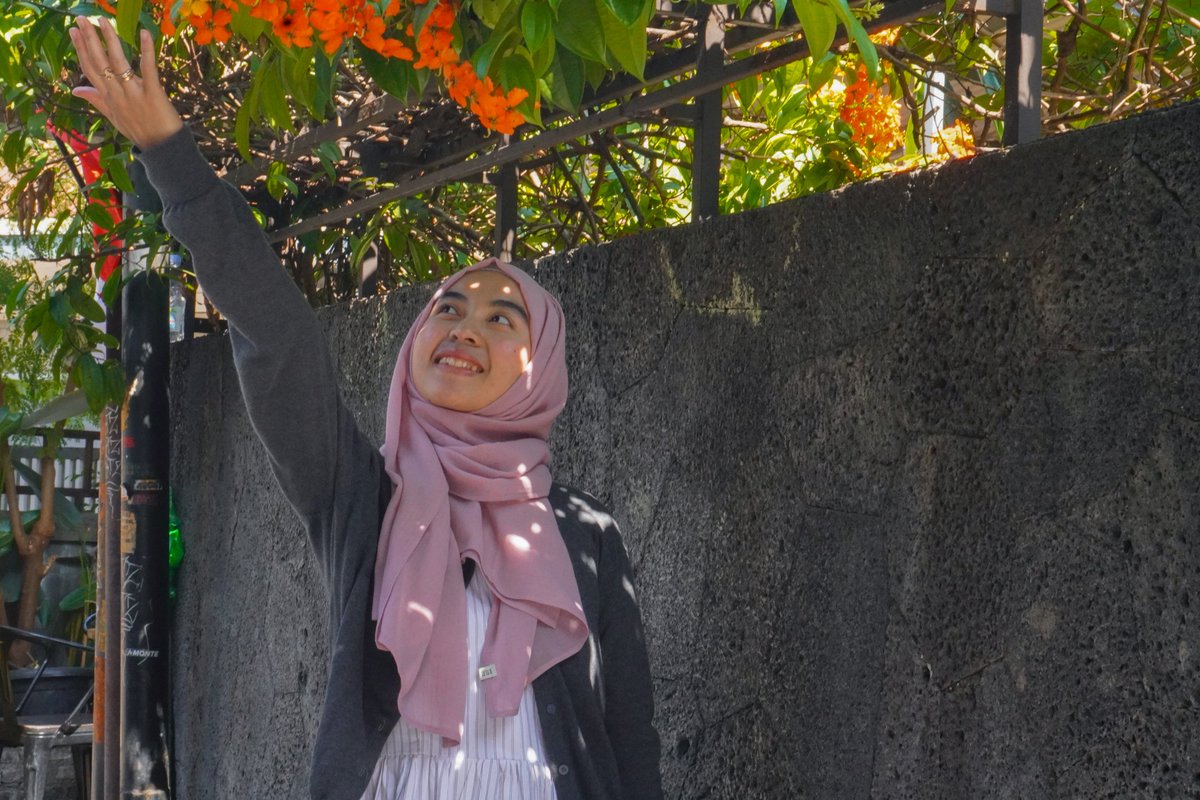 meicaptures's tweet photo. chasing light under the orange blooms 🧡📸

#meicaptures #momandson #streetphotography https://t.co/a1U0smIsRK