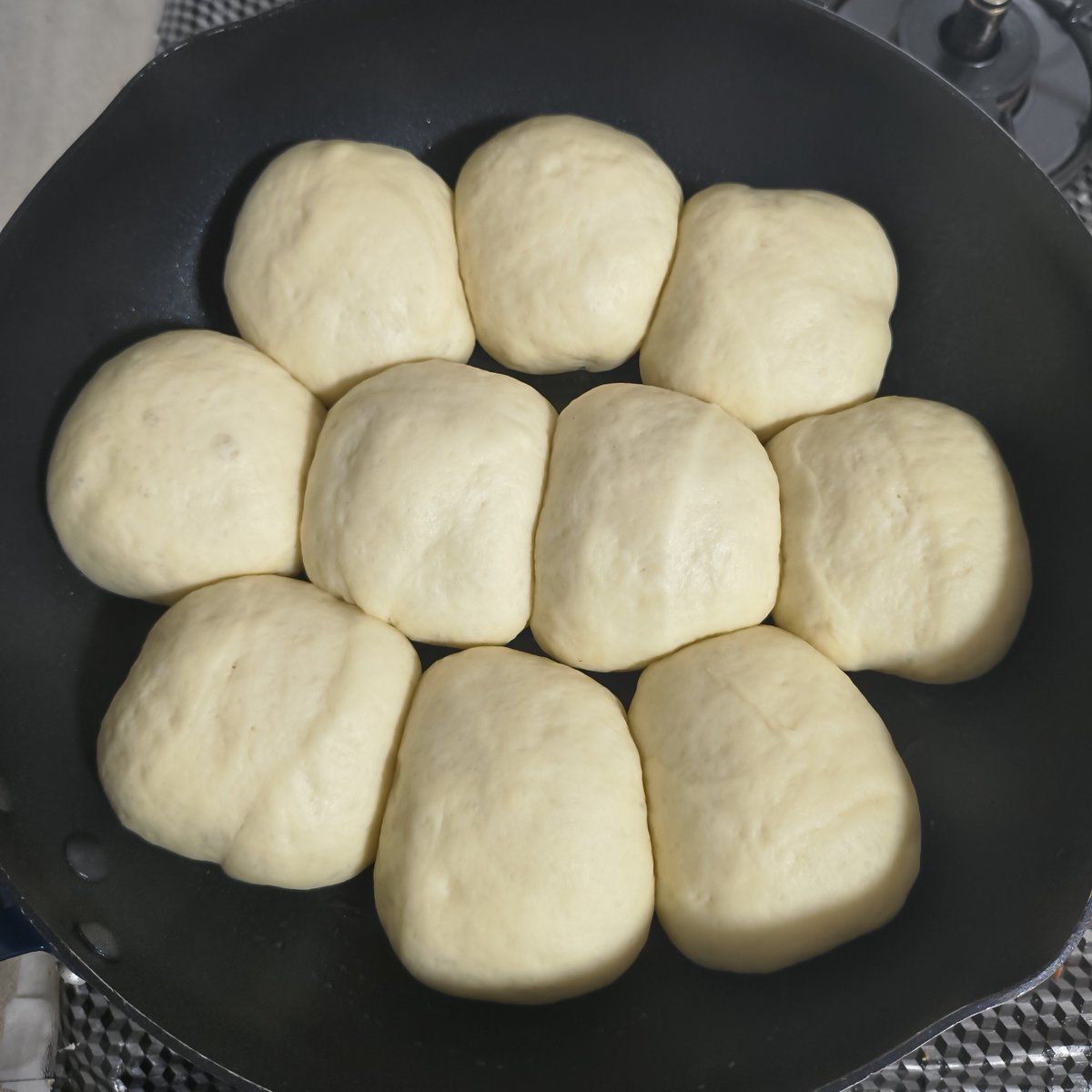 YESchokinchokin's tweet photo. フライパンでワンパンパン作り

フライパンでこねて
フライパンで発酵
フライパンで焼く
楽しい♪ https://t.co/qX7J4DXQT8