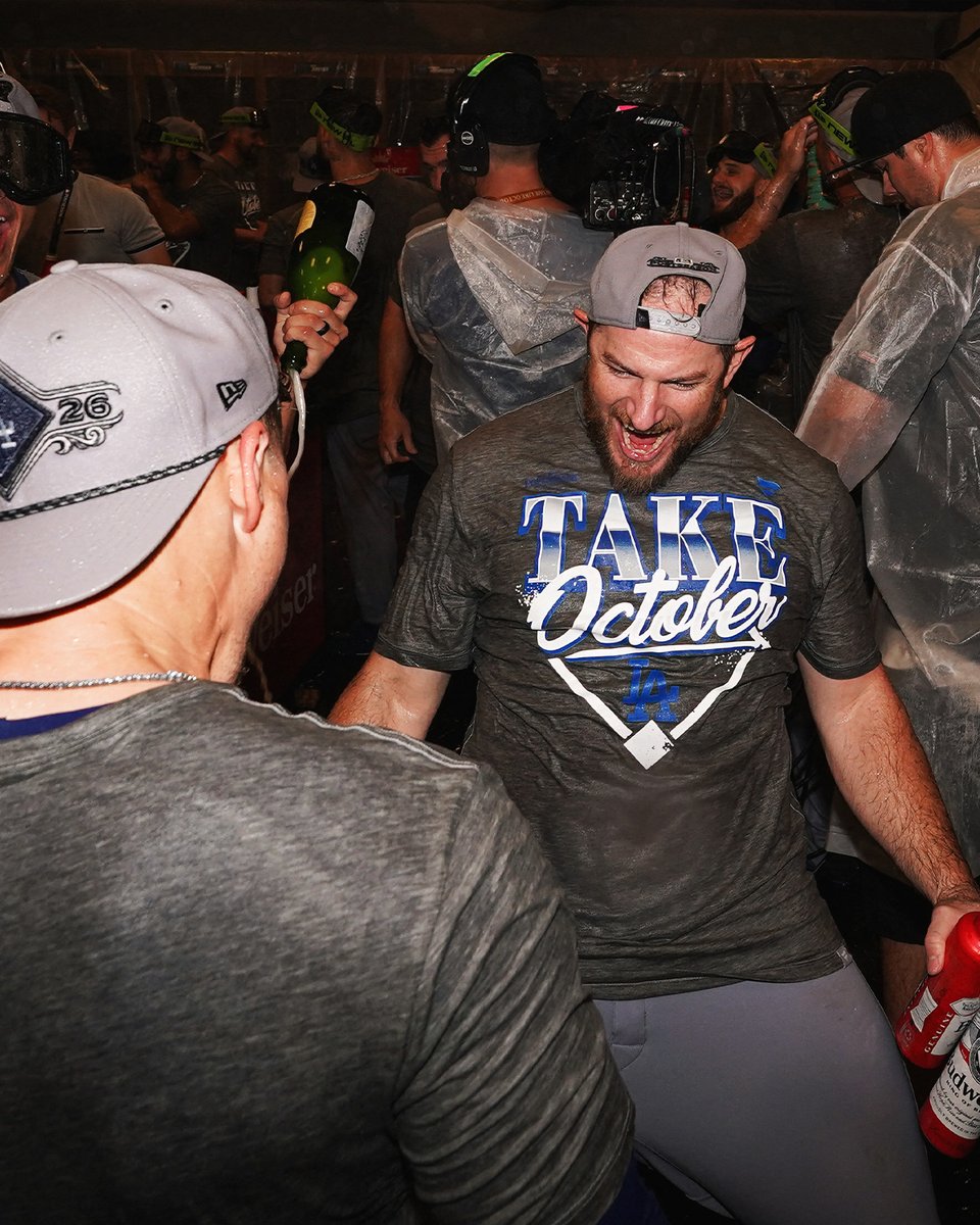 SportsNetLA's tweet photo. Nothing like October 🍾⚾️

#Dodgers https://t.co/Nu6HzFix38