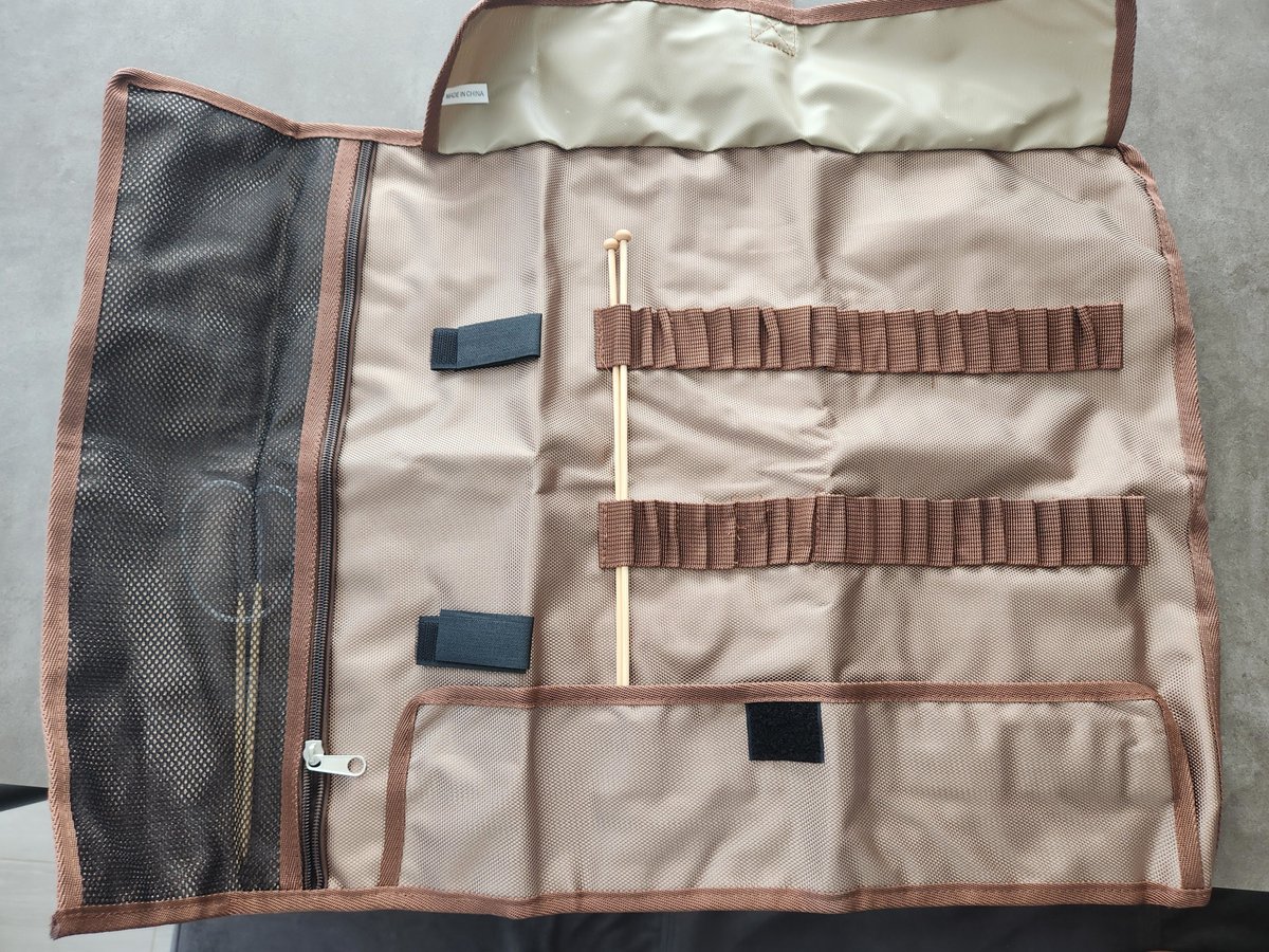 Yayayayavov's tweet photo. 棒針の収納、検索してたらダイソーのこの商品を見つけたので早速買ってきました🫡

棒針全然持ってないしけど、とりあえずこれで安心です😌(子供たちに当たらないかとヒヤヒヤしてたので💦) https://t.co/uFo6cnZzIE