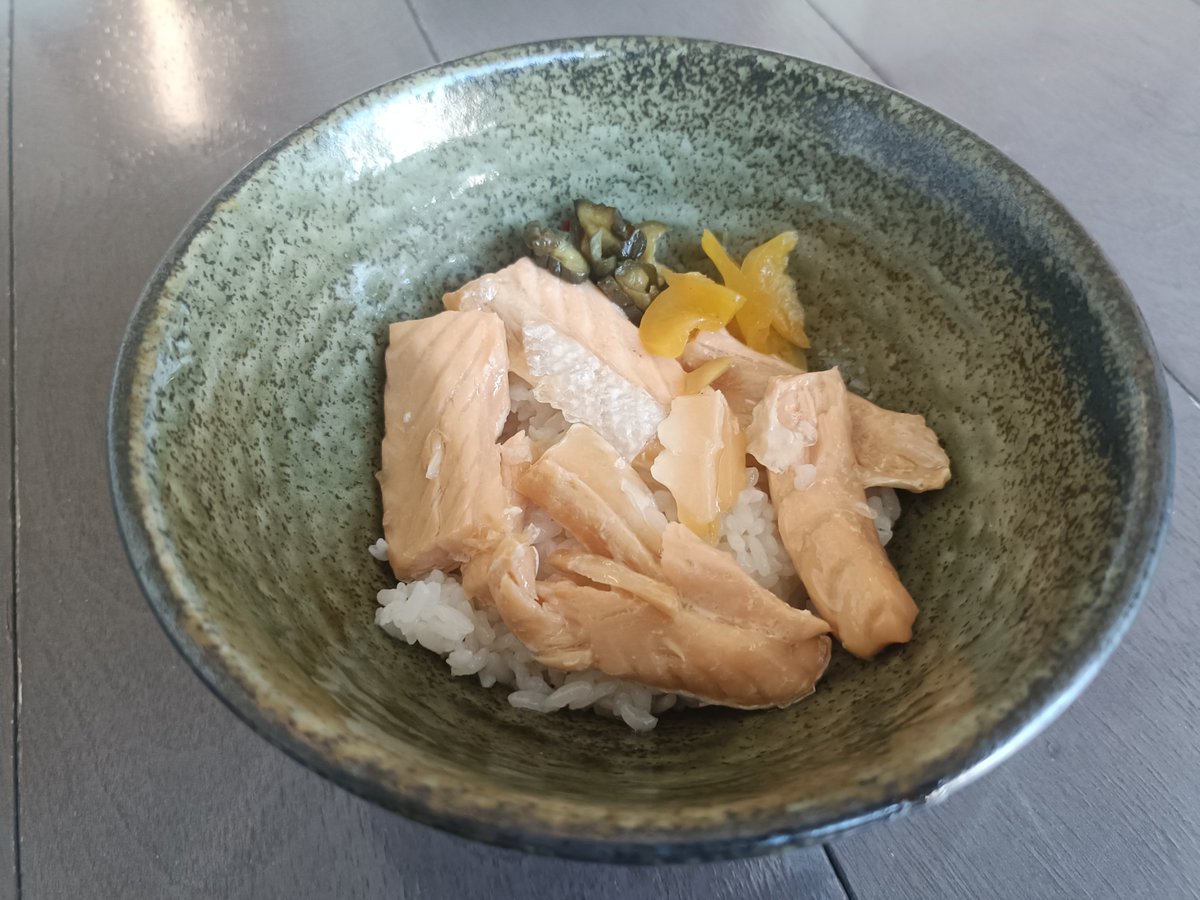 kiritom_loop's tweet photo. 燻製とろ鮭ハラス丼で昼食
#自炊 https://t.co/GJqHbd9VTd