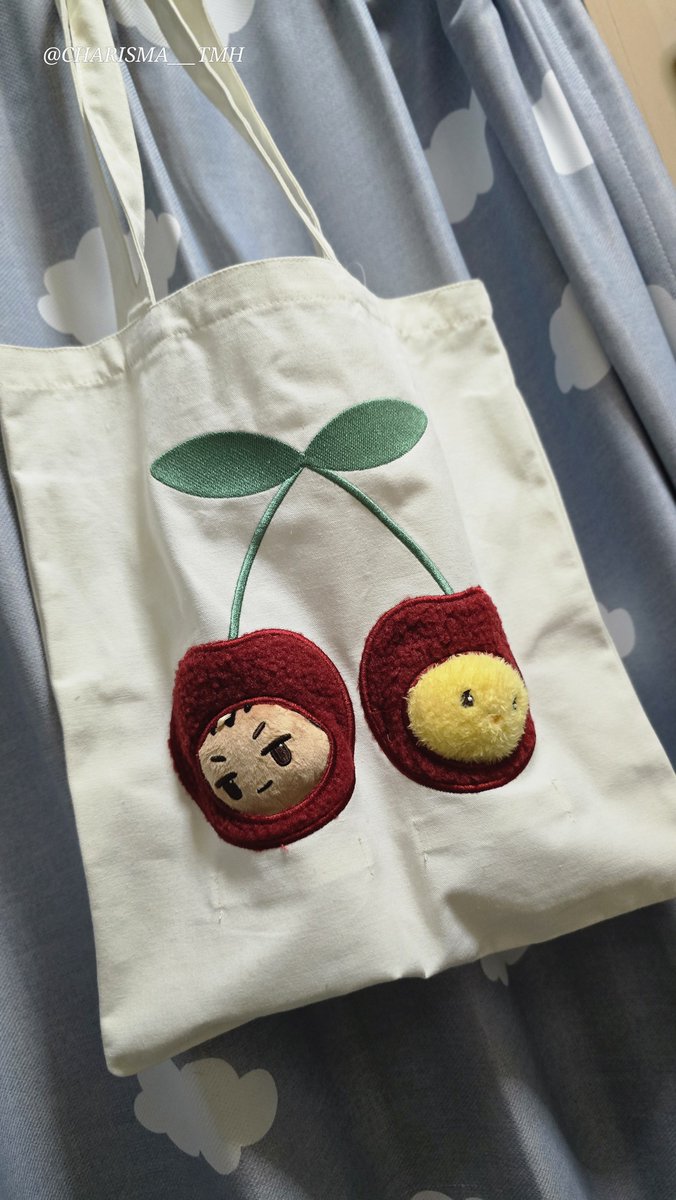 CHARISMA___TMH's tweet photo. 可愛いアイテムを手に入れた🍒

#TAEMIN #태민 
#MINHO #민호
#SHINee #샤이니 https://t.co/s5eXiogTT4