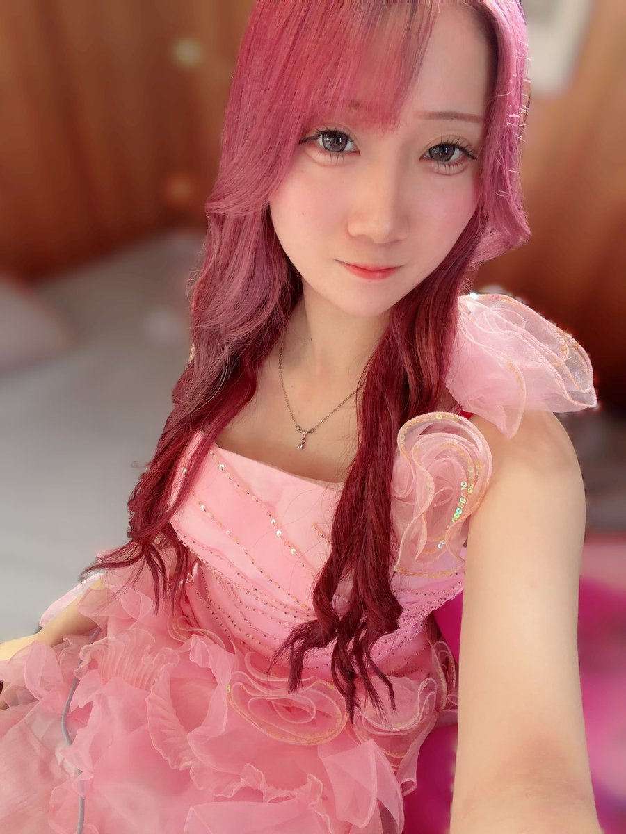 dykk_0128's tweet photo. 母にウエディングドレス貰って着てみたらとても可愛かったので共有させてください🥴 https://t.co/ixacAngFPs