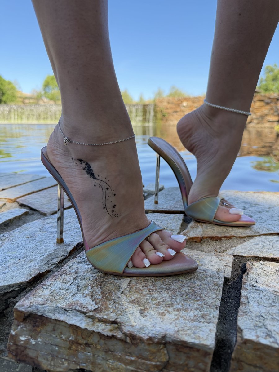 missheels0770's tweet photo. French tips by the water. The mules came dressed for the occasion. https://t.co/bel9AKB6Wk