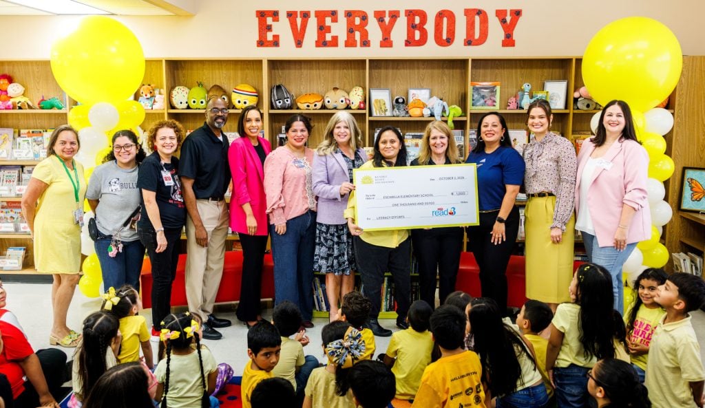 SheilaAdamAISD's tweet photo. A golden day for literacy at Escamilla Elementary! Thanks to the Kendra Scott Foundation, H-E-B and First Book, our students have a new Yellow Library AND a $1,000 donation to inspire a love of reading! 📖✨ #ChooseAldine https://t.co/TfoFbEbkSv