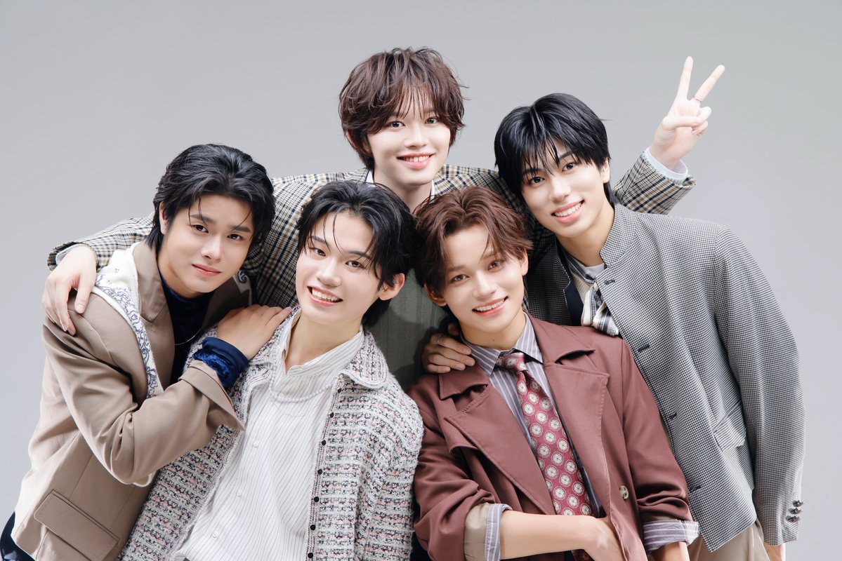 SEVENIC_JP's tweet photo. 同じポーズで📸
#SEVENIC #SEVENIおふしょ
#2ndシングル と #7thシングル https://t.co/L7B2jzDatx