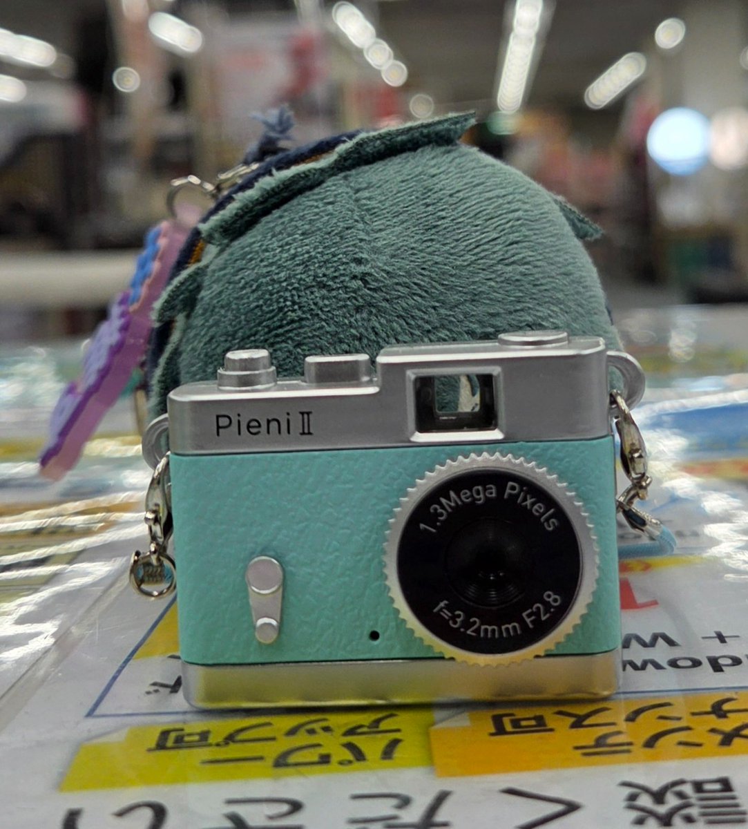 yakata_kanazawa's tweet photo. #パソコンの館金沢店 はその名の通り、パソコン専門店
ですが、パソコン以外のこんな商品も取り扱っております❗️
#TOY Camera #PieniⅡ
画質は131万画素と控えめ画質ですが
このサイズ感をご覧ください❗️
俵型ぬいや高さ10㎝のぬいにぴったりサイズ
#ぬい活 でぬい目線の写真を撮るのにおすすめです❗️ https://t.co/0EZwHfP5QG