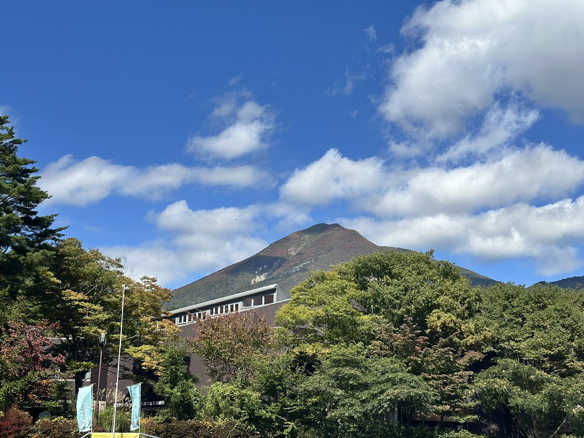 InawashiroAQ's tweet photo. 磐梯山が彩りはじめました。いよいよ秋本番です。
#行楽シーズン #秋のレジャー #カワセミ水族館 https://t.co/xGslaHHhcK