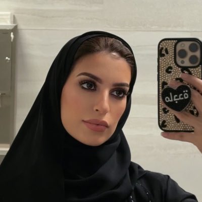 sooler__'s tweet photo. جدي عام 1977 كان يروح دبي وقت عمارها، ويشرف على الإماراتيين ويعلّمهم المرجلة. وكان يقول الله يطوّل بعمره:«الإماراتية وقتها شنبها أكثف من رجالهم» فكان يستصعب عليهم التمييز، لين قرروا الحجاب وبانت الصورة https://t.co/EOU93WGoW9