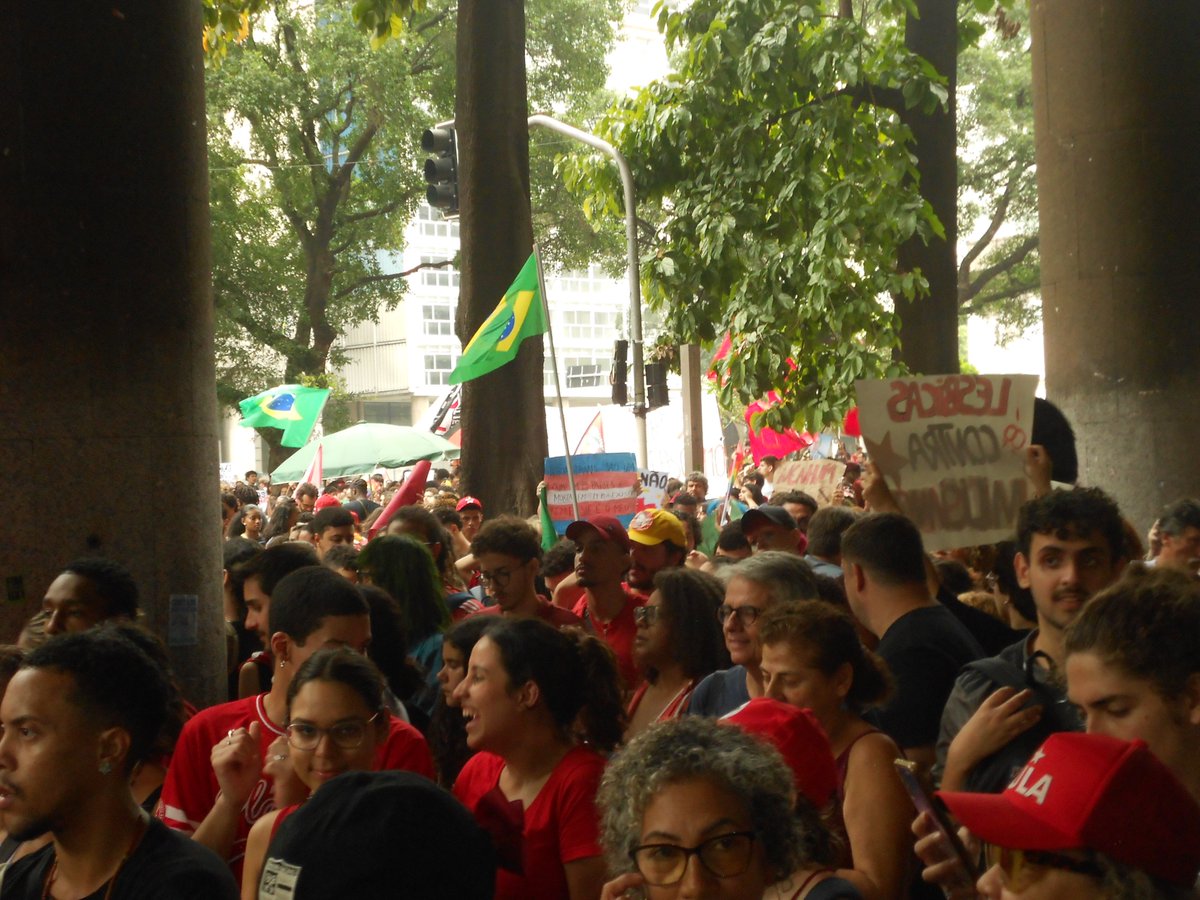 sonecuda3000's tweet photo. mt foda participar dessa geração q nn apenas fala, mas tb vai pras ruas lutar pelos proprios direitos e pelo do outro. o clima do brasil ta uma merda esses tempos, mas são dias como esse q dão esperança de um país melhor. irei gritar o qnt for preciso pra q eu e os meus nao sumam https://t.co/kijPgm6HPj