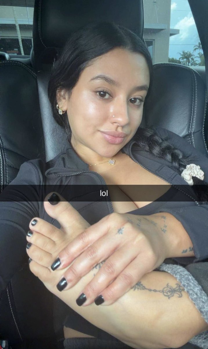 Saribabyyyyy's tweet photo. Who want toes 👅 https://t.co/DFCWw2ihOb