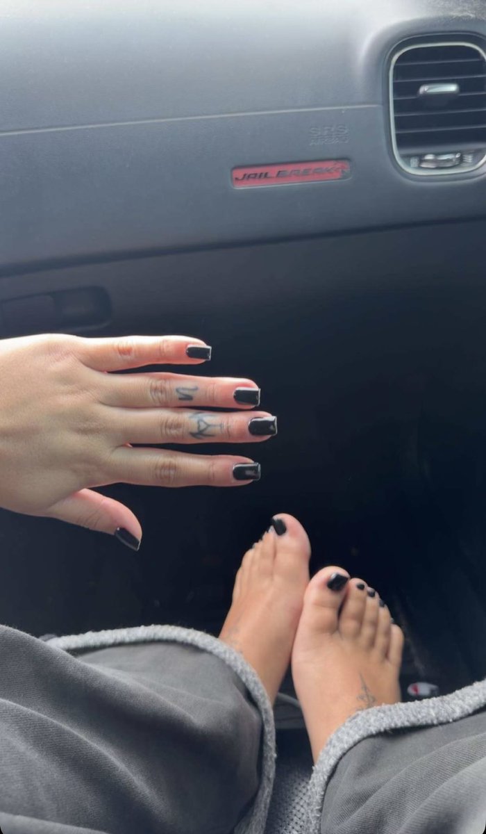 Saribabyyyyy's tweet photo. Who want toes 👅 https://t.co/DFCWw2ihOb