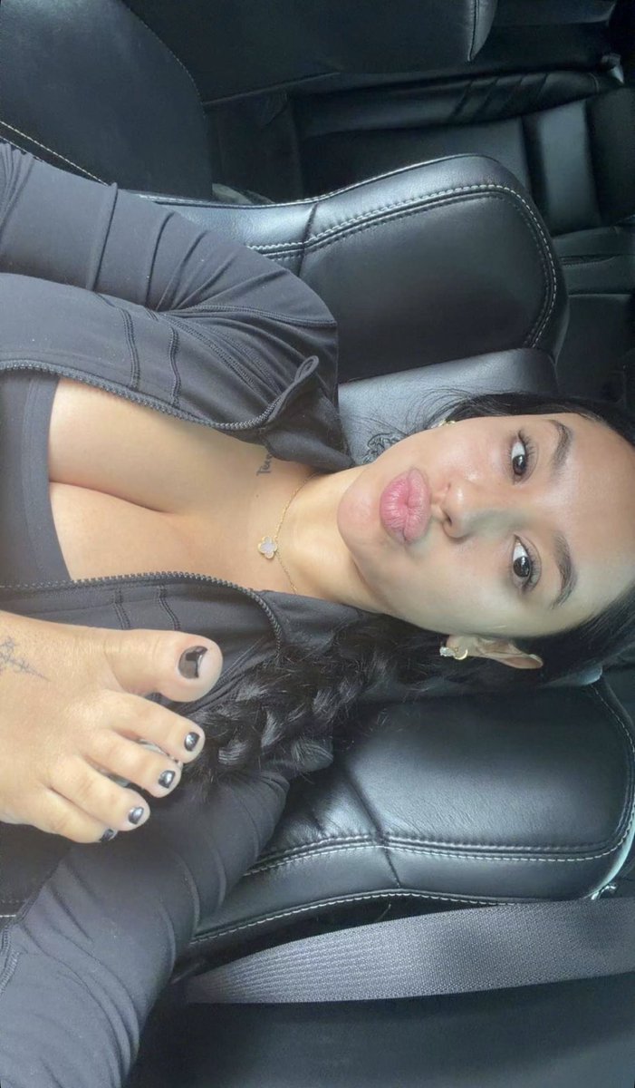 Saribabyyyyy's tweet photo. Who want toes 👅 https://t.co/DFCWw2ihOb