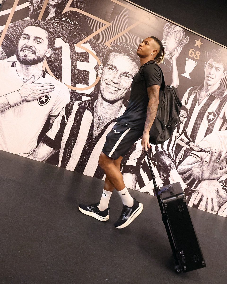 Botafogo's tweet photo. Confira mais imagens da chegada do Glorioso no Niltão para o clássico diante do Vasco. Vamos nessa, Fogão! 🚍⭐️ #VamosBOTAFOGO 

📸 Vítor Silva / BFR https://t.co/gVp86NjbSI