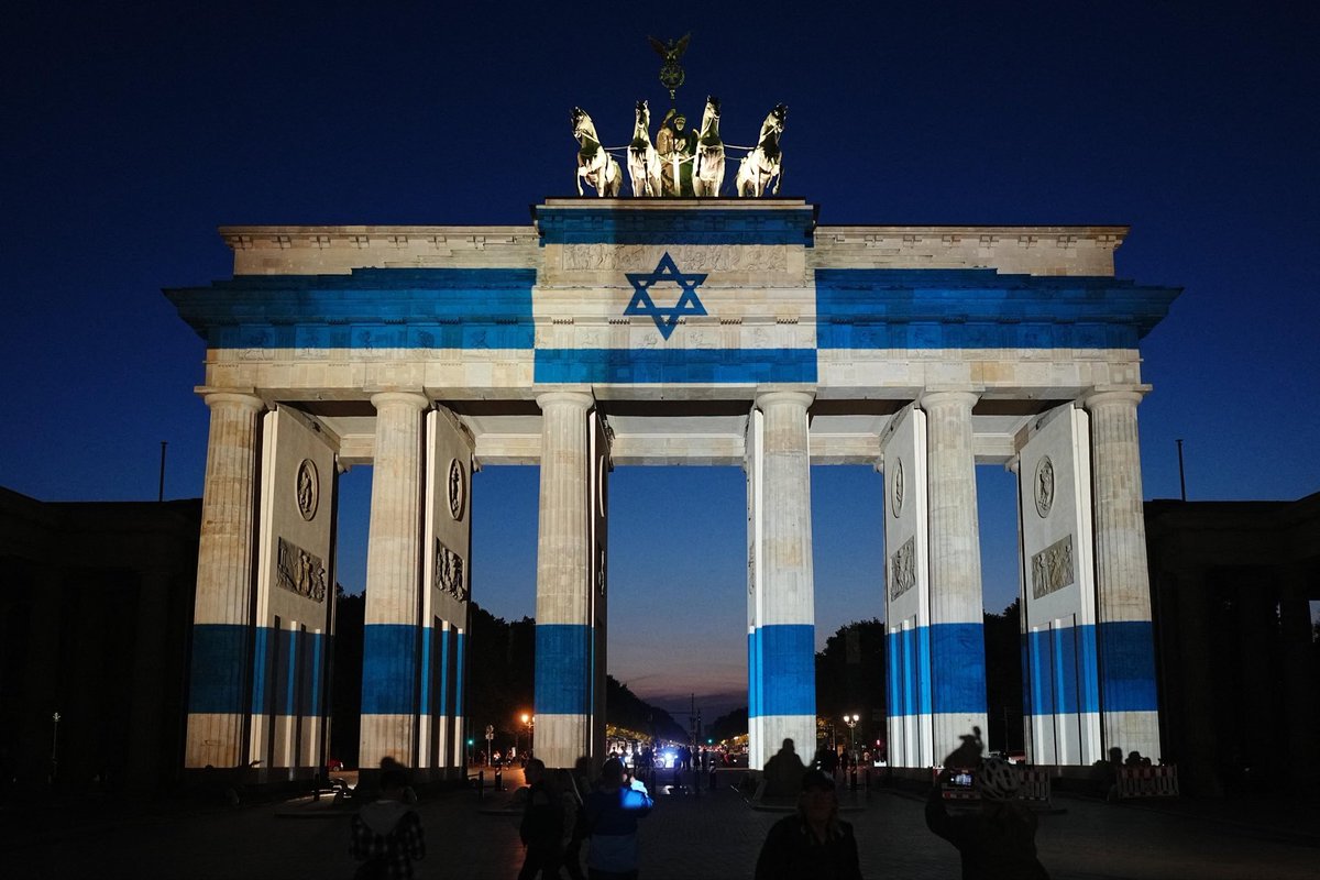EliAfriatISR's tweet photo. 🇮🇱🇩🇪 The Brandenburg Gate in Berlin this evening. https://t.co/FsYHVEWahB