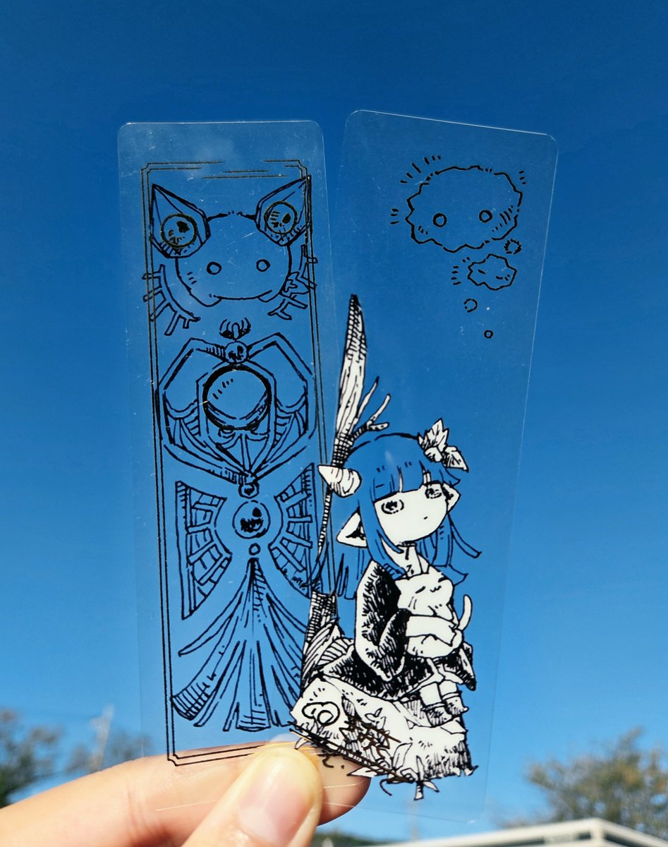 2516SM's tweet photo. デザフェス用のしおりです！
今回のしおりはプラで透けて、
きこちゃんの髪が景色を映すようにしてみました…！箔押しでキラキラもします！

ほーちゃんの方はちょっと上部のデザインが間違えてしまって…これはこれでぎりぎりかわいい(？)ということで許してください…
2枚セットで100円予定です！ https://t.co/M65PHzcxgu