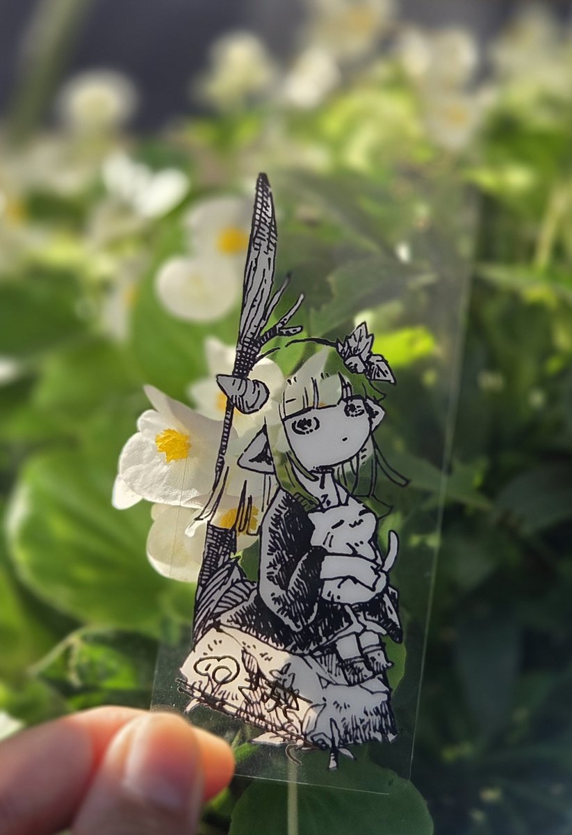 2516SM's tweet photo. デザフェス用のしおりです！
今回のしおりはプラで透けて、
きこちゃんの髪が景色を映すようにしてみました…！箔押しでキラキラもします！

ほーちゃんの方はちょっと上部のデザインが間違えてしまって…これはこれでぎりぎりかわいい(？)ということで許してください…
2枚セットで100円予定です！ https://t.co/M65PHzcxgu