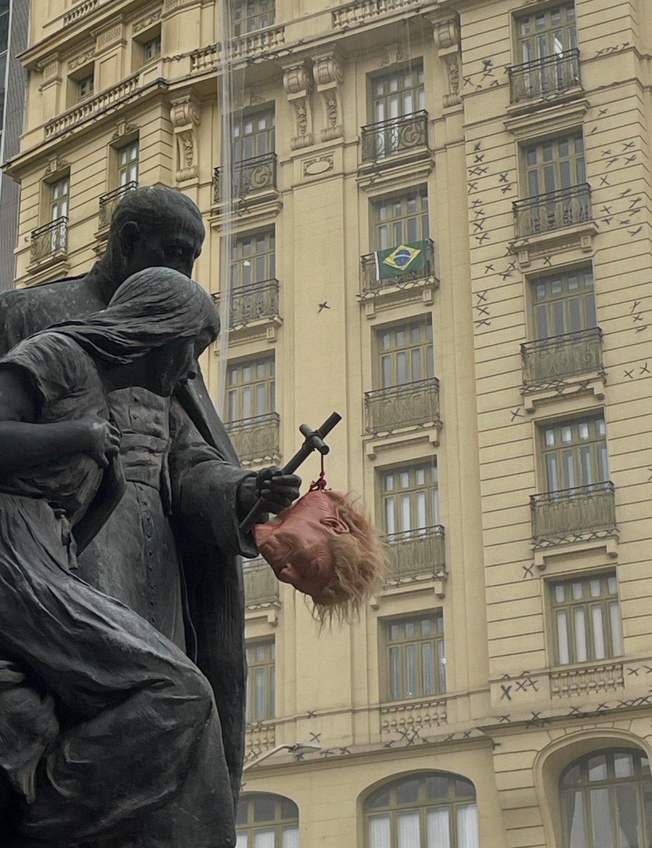 camarotedacpi's tweet photo. 🇺🇸🔥 Cabeça de Donald Trump é pendurada em estátua de Padre José de Anchieta no centro do Rio de Janeiro durane manifestação estudantil https://t.co/J218NzcO8Z