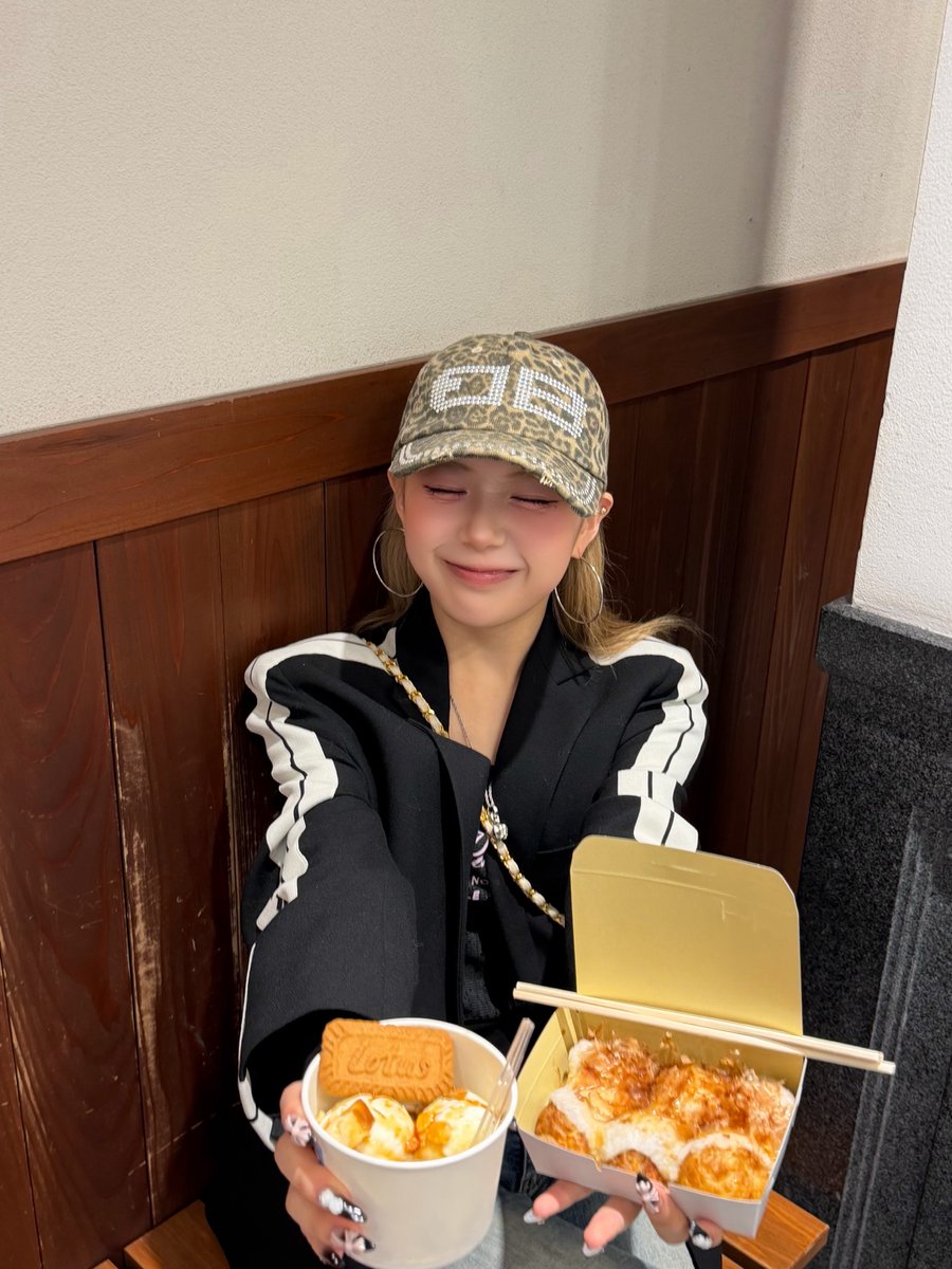 official__ME_I_'s tweet photo. かまいたちさんの影響で大好きになった芸人さんの聖地、なんばグランド花月に行ってきたのだ！！！！！

ずっと行きたかった、芸人さんが働いてる吉たこも食べた！！🐙

写真を撮ってたら、ずっと後ろでニコニコ笑顔で映ってくださっていて、勇気を出して名前を聞きに行ったら、「記念に撮りな！」と言ってくださって、なんとツーショットまでいただきました😭✨

ずっと面白かった！！！
芸人さん、本当にだいすきだ！！！！！！！！
とろろ醤油味のたこ焼きもおいしすぎたナ

@ensk_tatsu @thuiiiin_BOOM
#KEIKO
#ME_I #ミーアイ