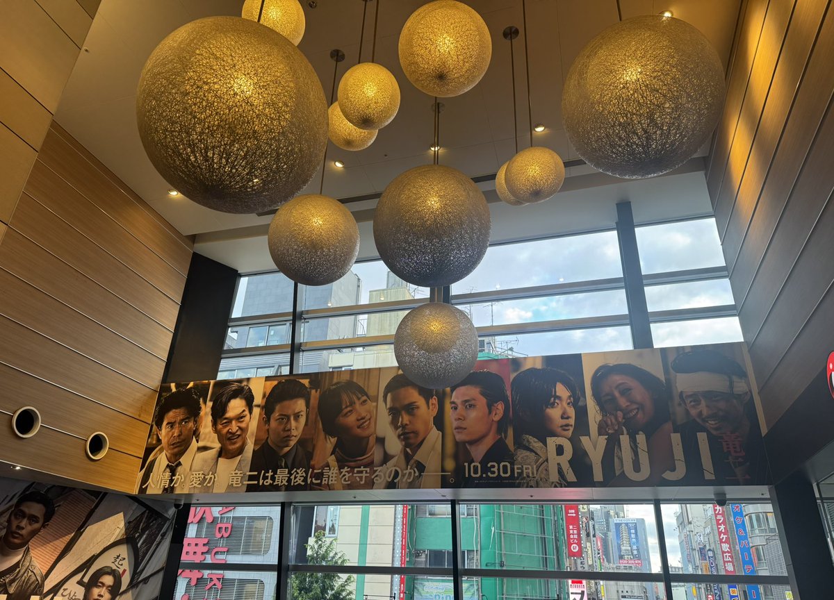 one_of_flyers's tweet photo. RYUJI 竜二

ジャパンプレミア行ってきました

43年ぶりのリメイク

柳楽くんは
7年前からのオファーだったそう

ちょうど1年前に撮影していたRYUJIが
やっと公開となります

映画は
柳楽くんと川栄李奈ちゃんの演技は
もう流石ですとしか言えなくて
実はこのお二人
それぞれ舞台でも見たことありますが
本当に凄い実力の持ち主です

我らがJUNONは
映画2作目で
かなりの存在感でした

とりあえずカッコいいです
カッコいいし優しいし
スタイル抜群だし
歌上手いし
挿入歌良いし
エンディング最高だし
褒めることしかないです

作中
JUNONはかなり目立ってました
演技も上手くなりました

JUNONの顔は
ボコボコにはなりません
ご安心ください

RYUKIは初っ端から
もう痛そうで見てられなかったけど
竜二に恐怖を与える
重要な役どころだったなと

いつものRYUKIじゃなく
ちゃんと演技できてました

MAZZELのメンバーに報告したときには
演技できるのか？と言われたそうですが
映画何本も監督に教えてもらったりして
勉強したそうです

殺陣も運動神経が良いと
みんなに褒められてました
わかる気がします

それにしても初めての作品で
柳楽くんと共演とは
RYUKI凄い

そして
舞台挨拶中はずっと監督に
可愛がられて(いじられて？)ました笑

RYUKIはみんなに愛されるんだな

柳楽くん萩原くんJUNONは
司会者もおっしゃる通り
何かメロくて
昭和なセットも相まって
ビジュアルとしても
印象的な作品です

舞台挨拶での
JUNONやRYUKIの
質問に対する回答も
映画に対する想いや向き合い方
人柄がわかる
おもしろい内容だったので
動画でぜひ見てください

とにかく
RYUJIを見にいきましょう

新しいJUNONとRYUKIに
出会えます

最後に
BE:FIRSTの新曲
It’s not a bad life.
良いです

こちらもお楽しみに

#映画RYUJI
#BEFIRST_JUNON
#MAZZEL_RYUKI