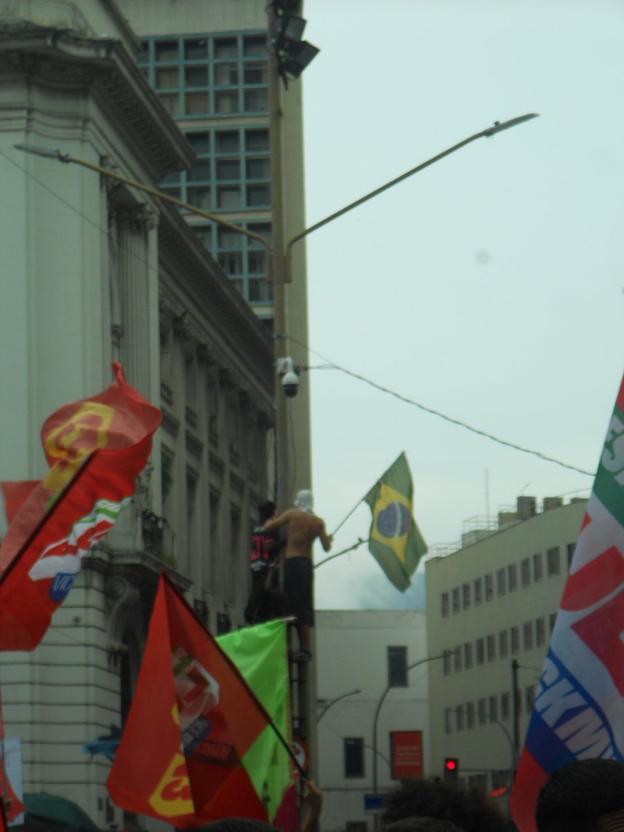 sonecuda3000's tweet photo. TRABALHADOR, OLHA PRA CÁ, EU TO NA RUA PRO SEU FILHO ESTUDAR!! https://t.co/qnwZ1wUCJZ