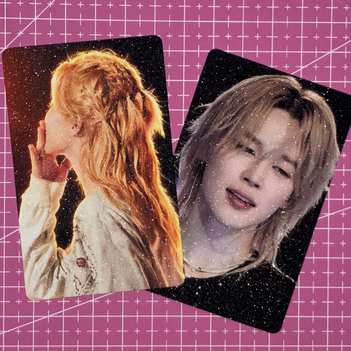 PurpleSideStore's tweet photo. oi 🥹, eu vendo photocards fanmades de qualquer artista, meme, banda, a partir de R$1,50! e com fretes a partir de R$4,00! poderia dar rt nesse tweet pra chegar em mais pessoas?

estarei na fila do show do bts dia 30 e 31 💌

🔗 https://t.co/lRmIoA8ngD

fila bts id ticketmaster show 28 30 31
