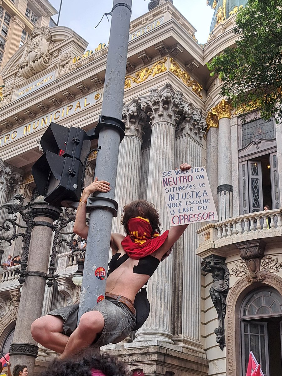 shininlari's tweet photo. vem pra rua!! 

📍candelária, rio de janeiro https://t.co/boV7iy1A6c